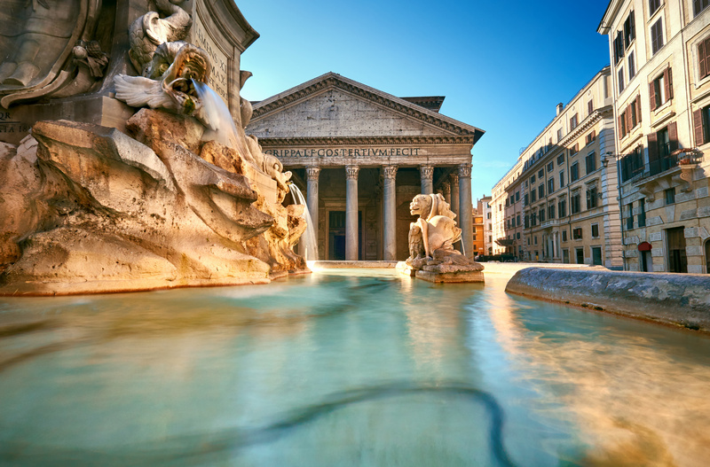 Fontanna na placu w Rzymie
