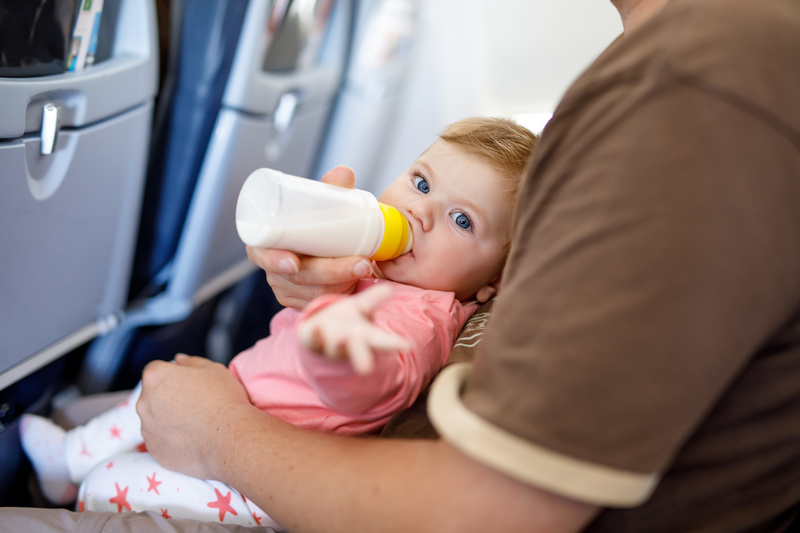 Karmienie dziecka podczas lotu samolotem
