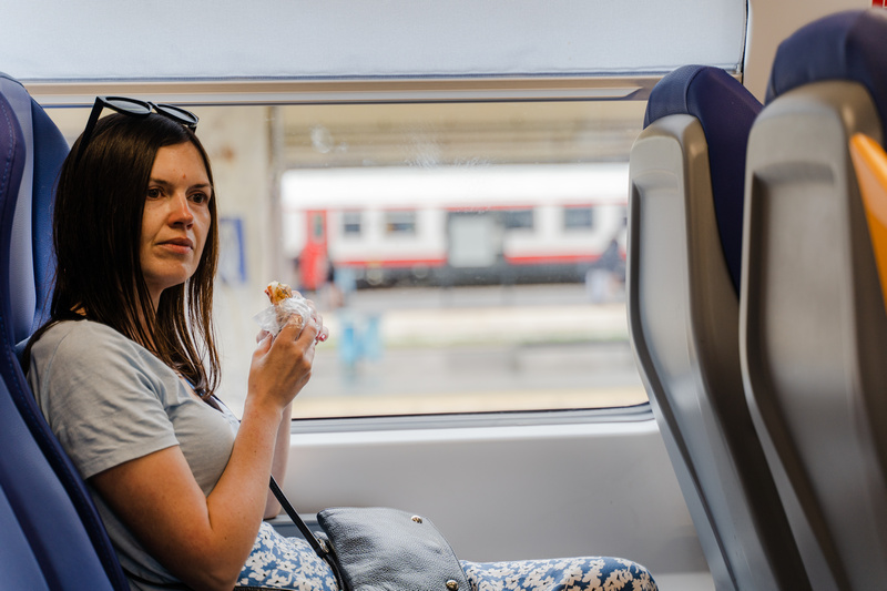 Kobieta jedząca kanapkę w pociągu