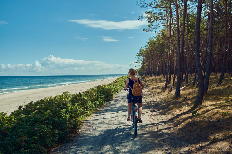 Kobieta na rowerze nad morzem