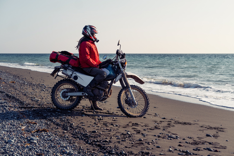 Kobieta podróżująca sama na motocyklu
