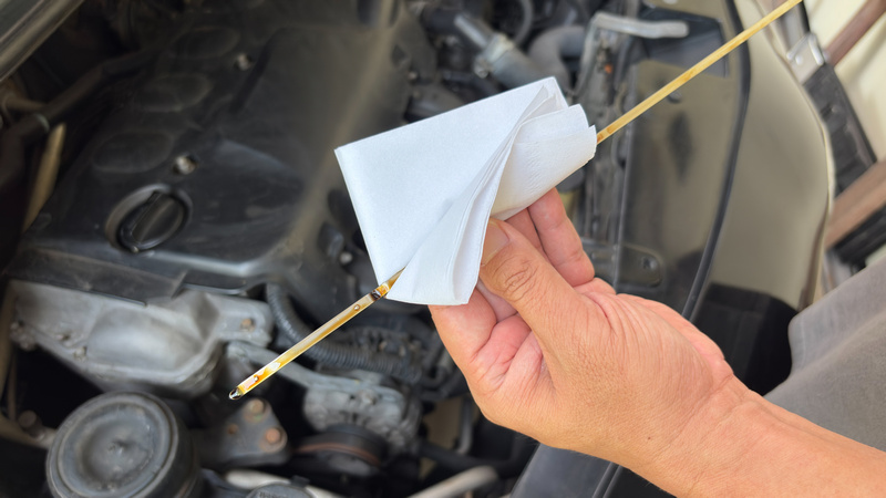 Kontrola poziomu oleju w silniku samochodu