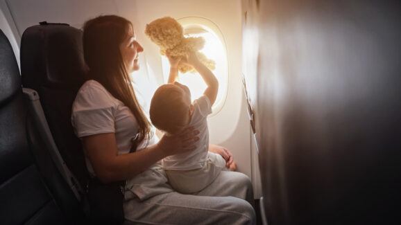 Dziecko w samolocie – porady dla podróżujących rodziców