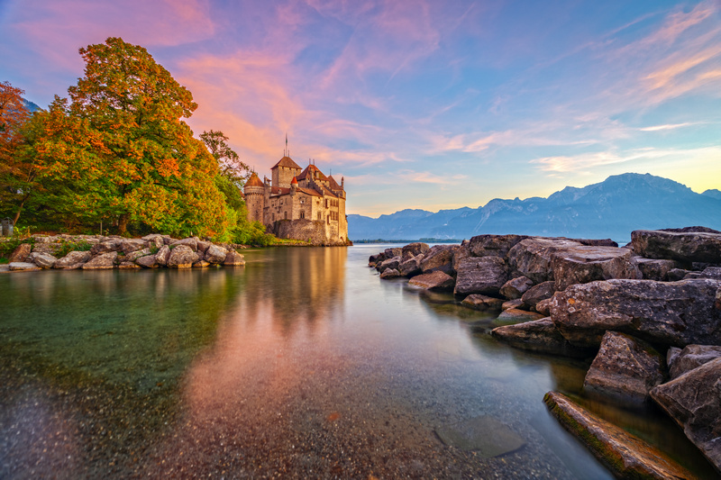 Piękny zamek Chillon nad jeziorem w Szwajcarii
