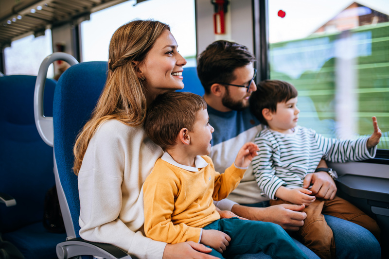 Rodzina podróżująca na wakacje ekologicznym środkiem transportu - pociągiem