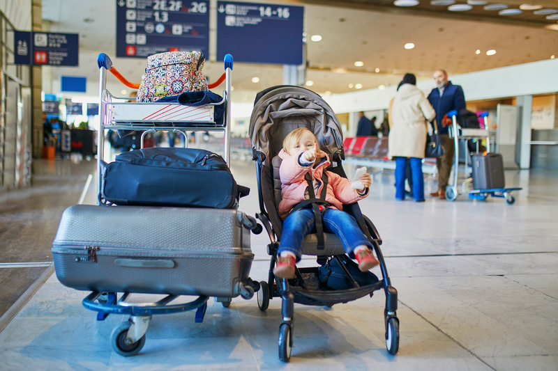 Wózek dziecięcy i bagaże na lotnisku
