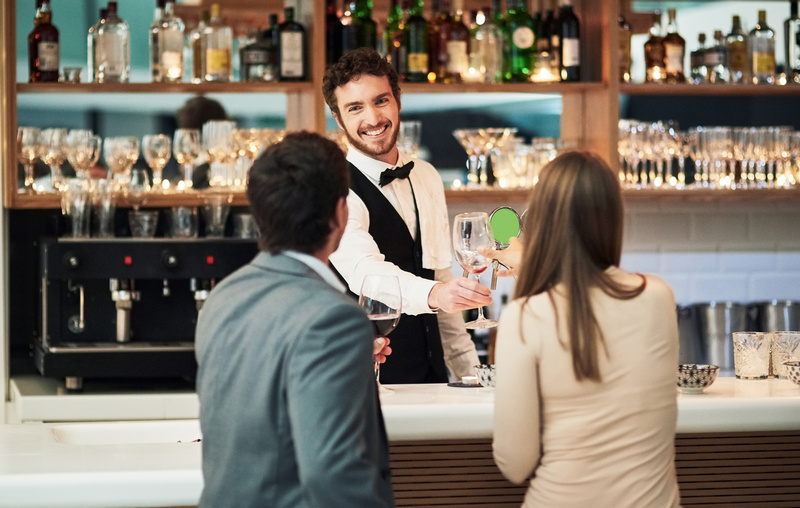 Barman serwujący drinki parze w restauracji hotelowej