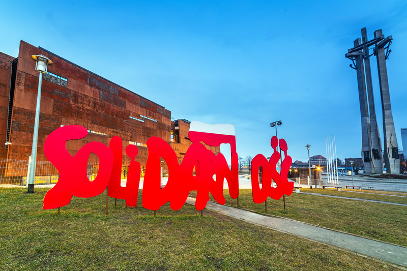 Budynek Europejskiego Centrum Solidarności w Gdańsku, widoczne logo Solidarności oraz pomnik ofiar Grudnia '77