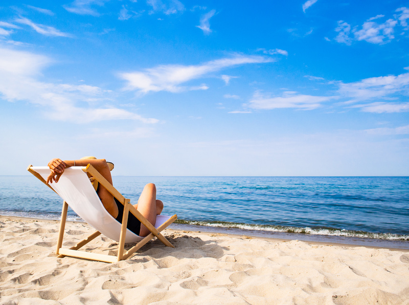 Kobieta na leżaku na plaży nad Bałtykiem