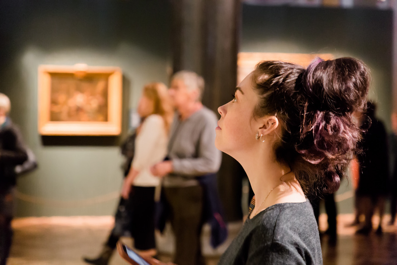 Kobieta podziwiająca sztukę w muzeum