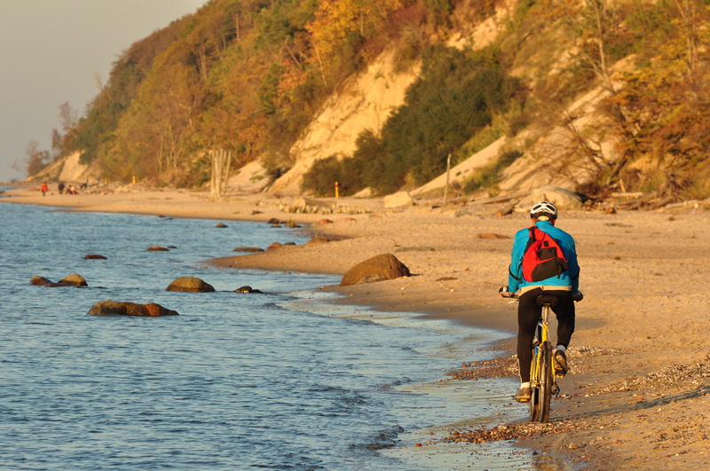 Mężczyzna jadący na rowerze wzdłuż Bałtyku