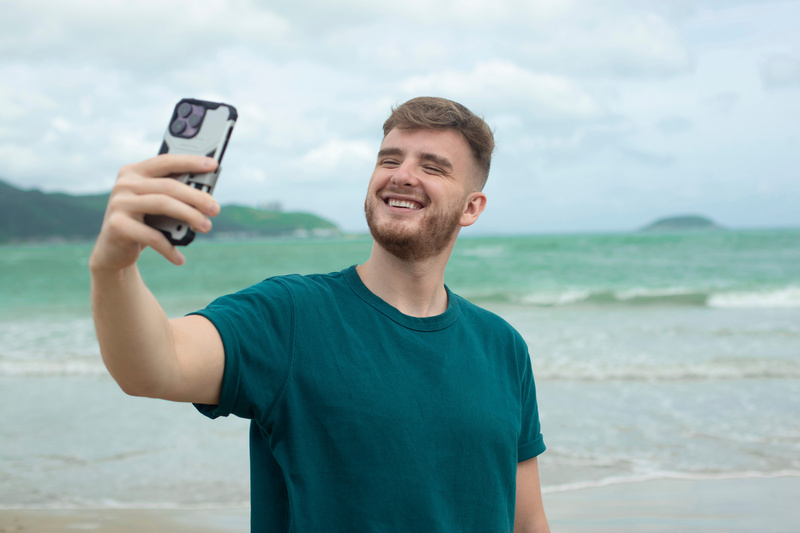 Mężczyzna robiący sobie selfie nad oceanem
