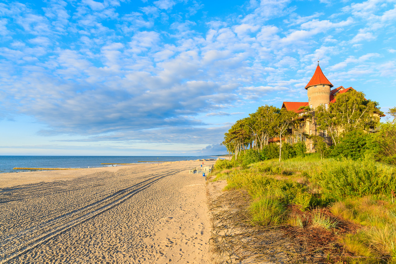 Plaża w Łebie i historyczny budynek hotelu