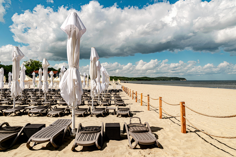 Plaża z leżakami i parasolkami w Sopocie