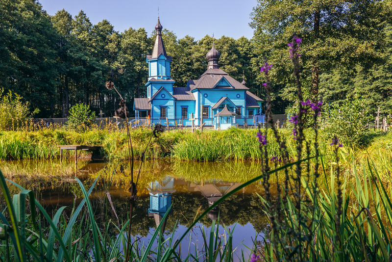 Drewniany kościółek na Podlasiu