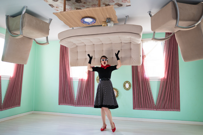  Kobieta w domu do góry nogami