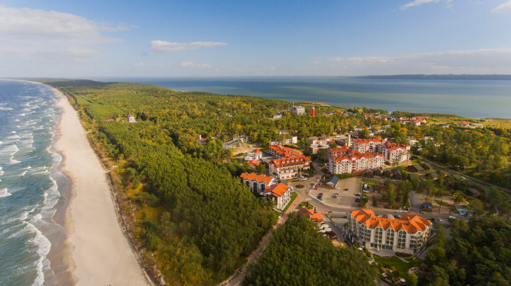 Topowe atrakcje Krynicy Morskiej. Odkryj ten urokliwy zakątek wybrzeża Bałtyku!