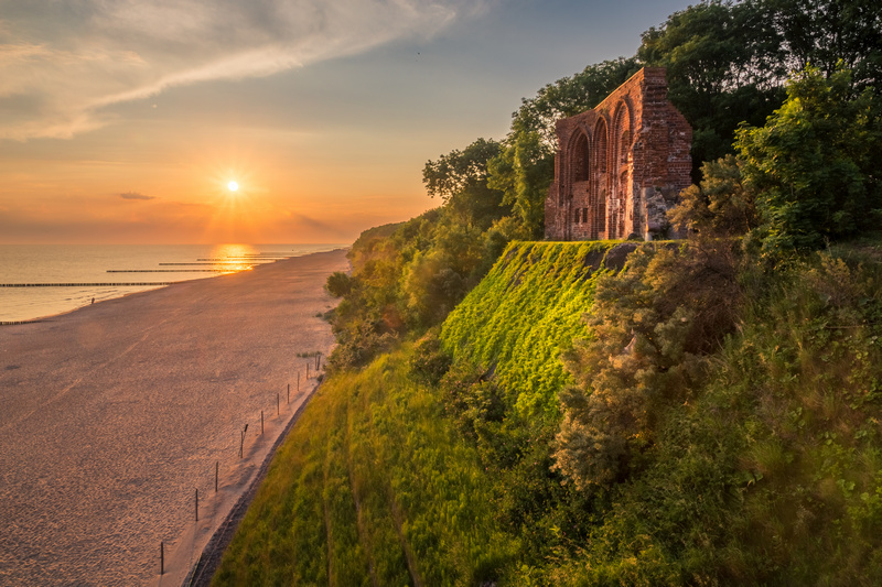 Wschód słońca na plaży w Trzęsaczu
