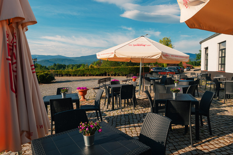 Zewnętrzne stoliki w restauracji hotelu Kyriad Karkonosze