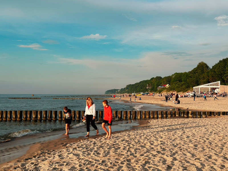 Ekipa AHOJ! Przygodo spaceruje po plaży w Trzęsaczu