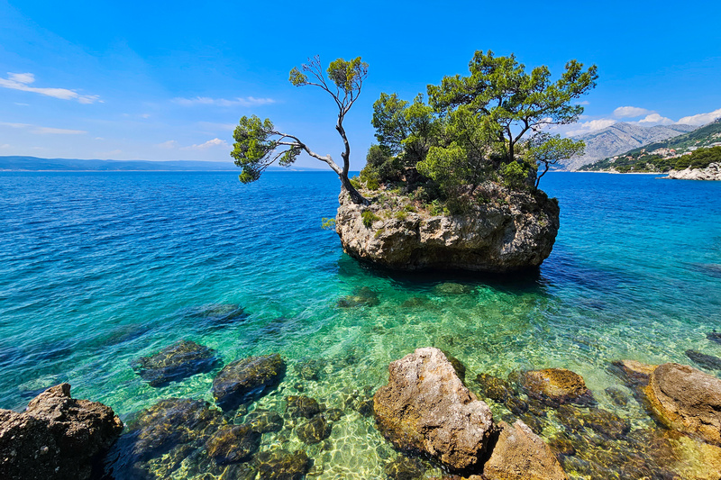 Plaża Punta Rata i charakterystyczny kamień wystający z wody