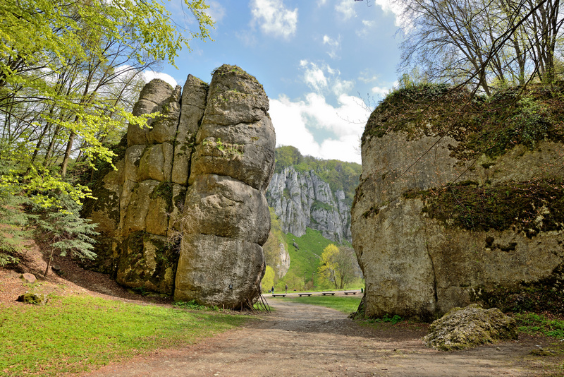 Brama Krakowska w Ojcowie wiosną