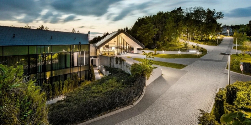 Budynki i otoczenie hotelu Poziom 511