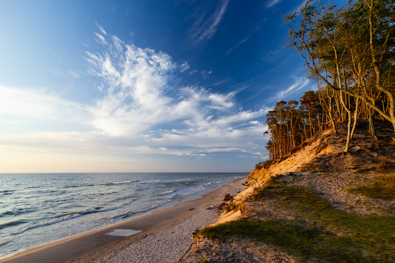 Dzika plaża nad morzem w Orzechowie