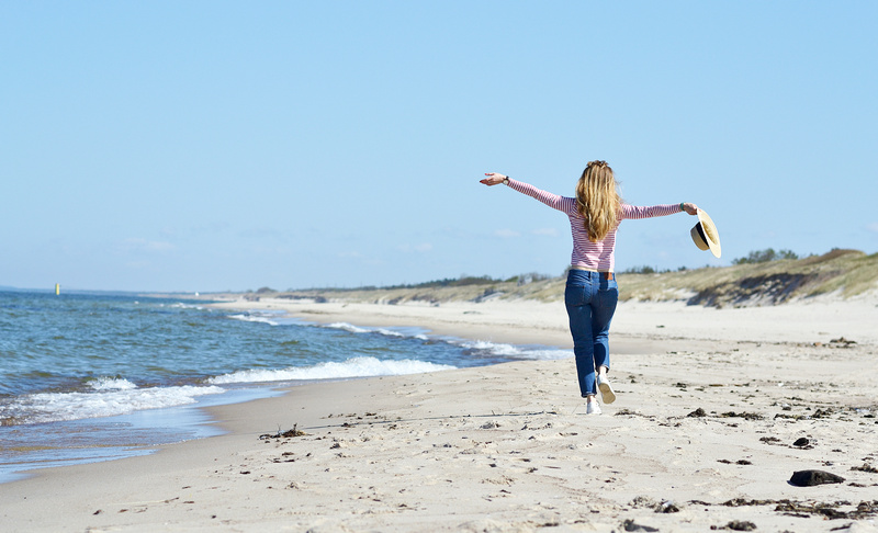 Młoda kobieta na nadmorskiej plaży