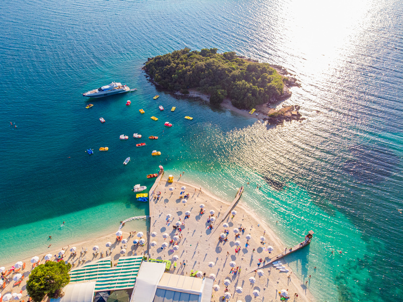 Słoneczna plaża w Albanii