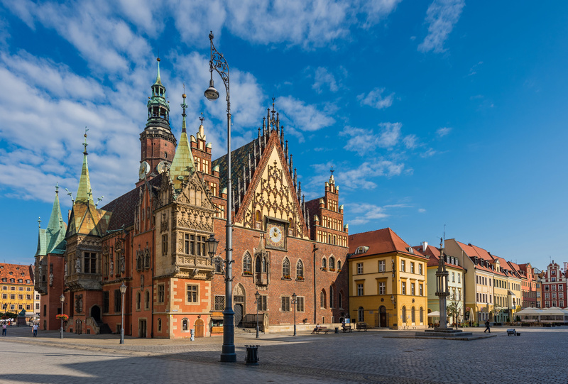 Wrocławski rynek, na pierwszym planie ratusz