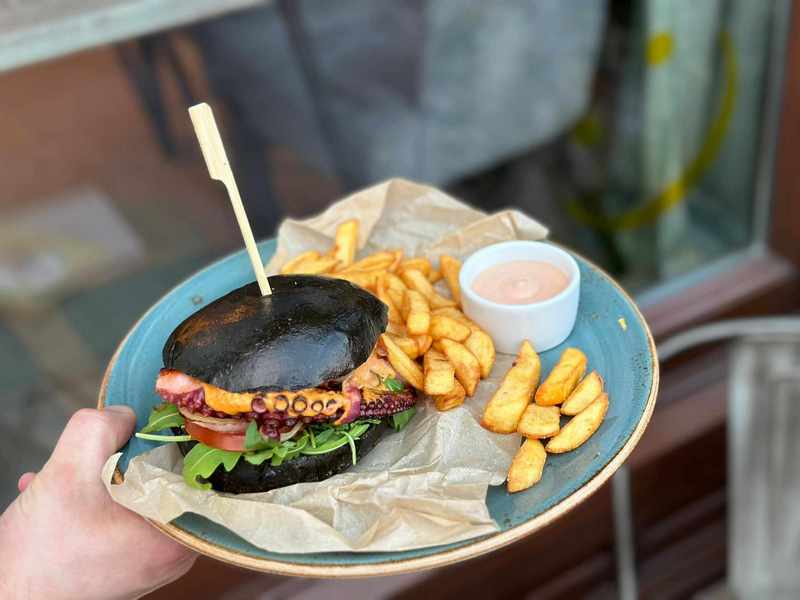 Burger z ośmiornicą w rzeszowskiej Restauracji Radość