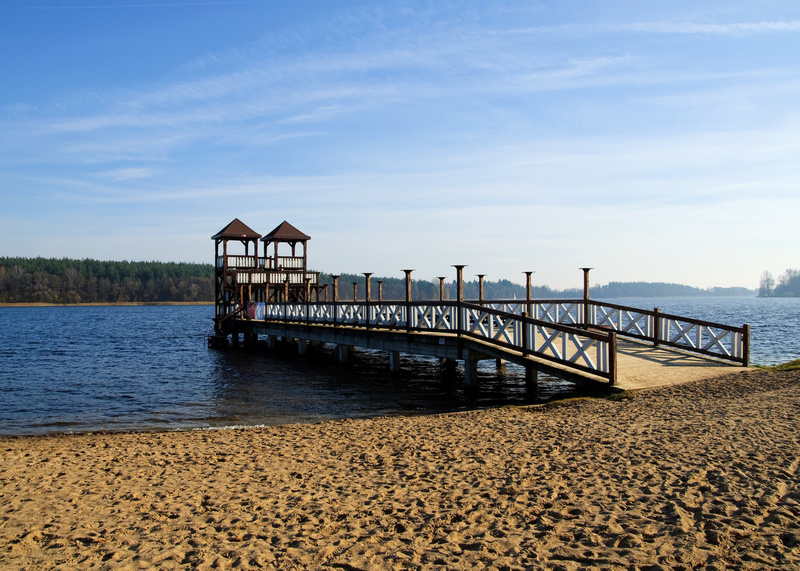 Molo na plaży w Olecku