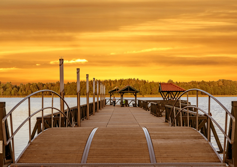 Pomost w mieście Gołdap o zachodzie słońca