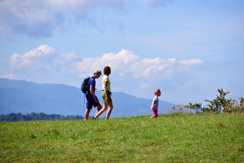  Rodzice z dzieckiem spacerujący po wzgórzach muszyńskich