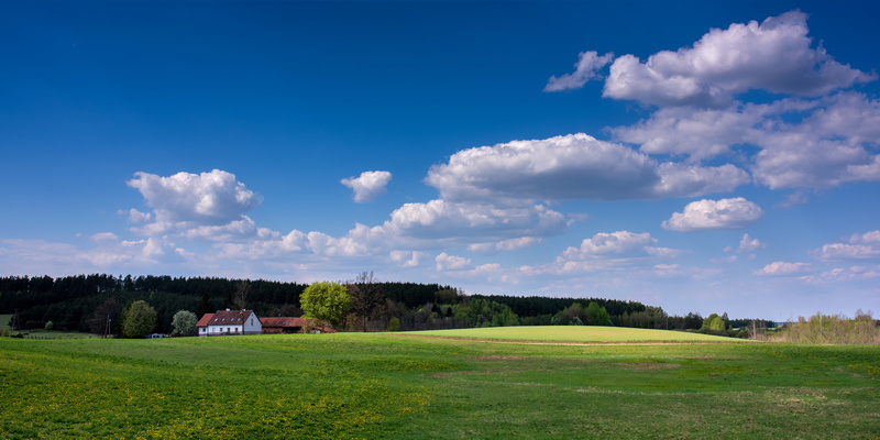 Zabudowania w oddali krajobrazu Mazur Garbatych