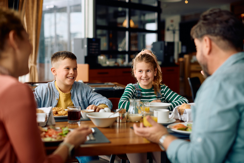 Rodzice z dziećmi w hotelowej restauracji