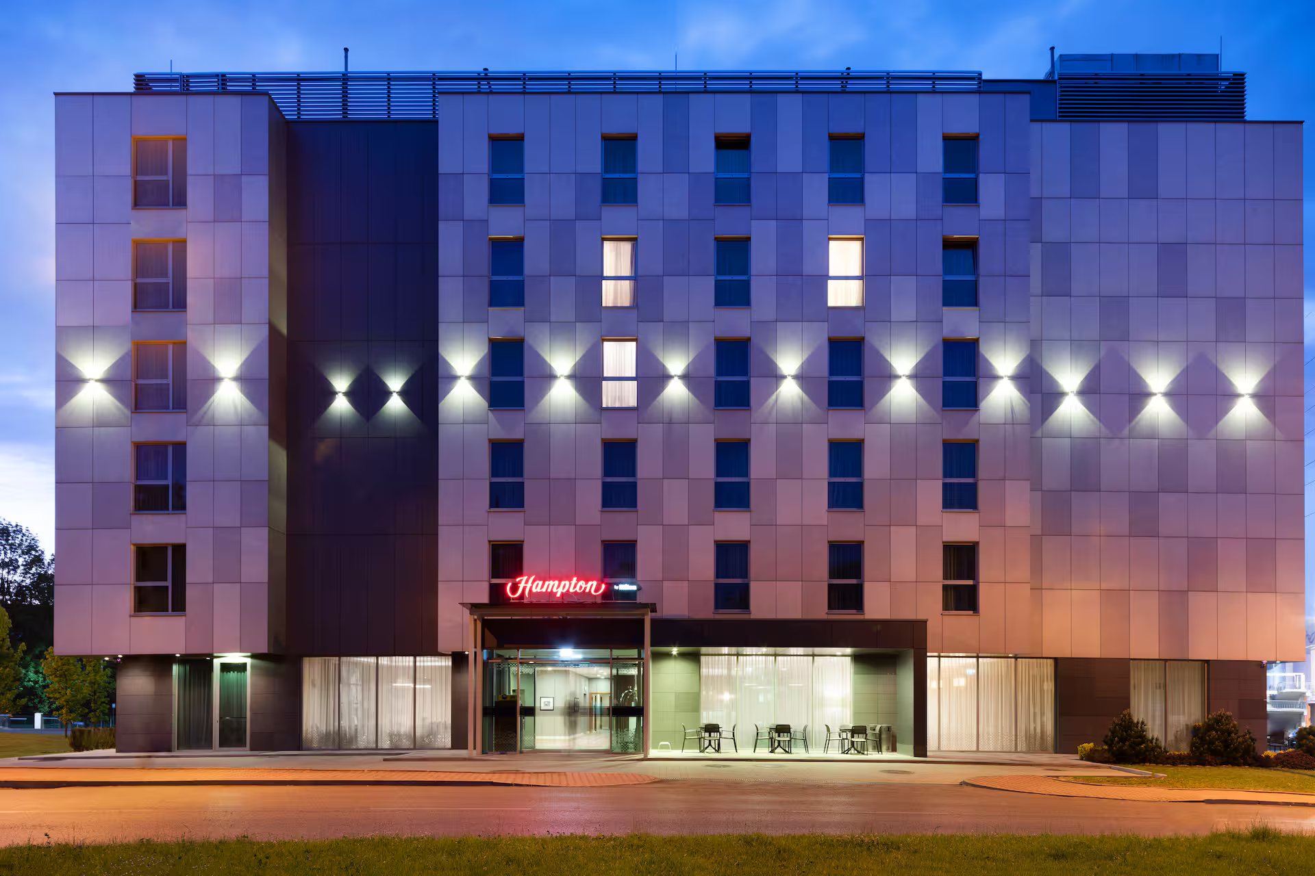 Budynek hotelu Hampton by Hilton Kraków blisko TAURON Areny