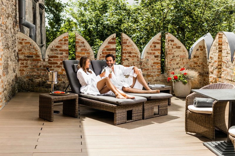 Para odpoczywająca na tarasie w hotelu dla dorosłych w dolnośląskiem