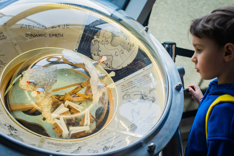 Chłopiec oglądający instalację w Centrum Nauki Kopernik