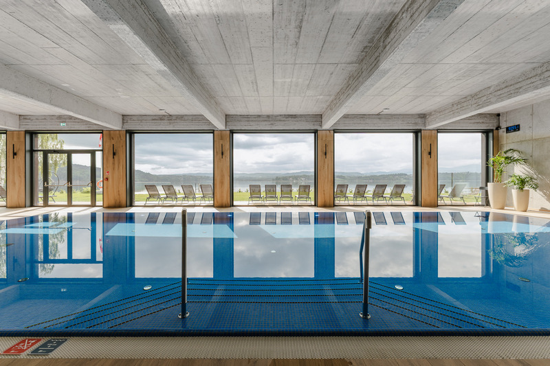 Basen z widokiem na jezioro i góry w Lake View Żywiec Resort & SPA