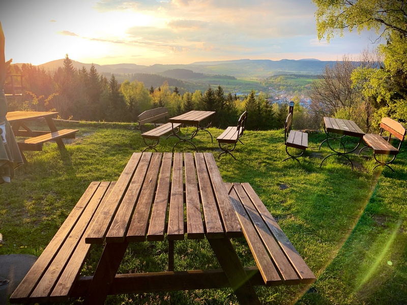 Drewniane stoły z widokiem na góry