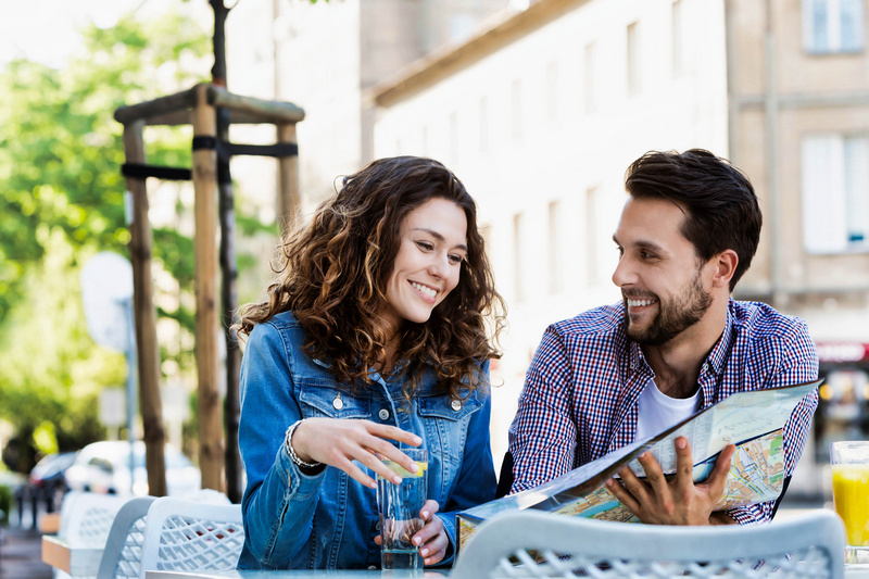 Kobieta i mężczyzna planujący zwiedzanie z mapą