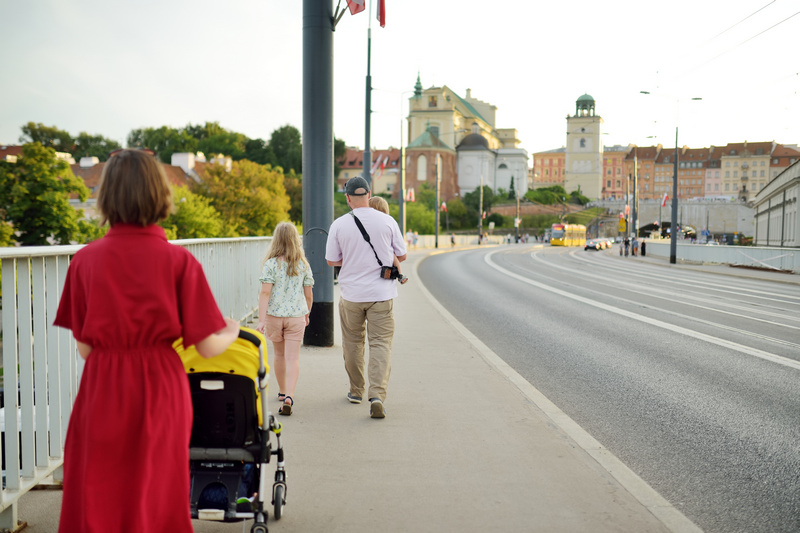 Kobieta z wózkiem, dwójką dzieci i partnerem zwiedzająca Warszawę