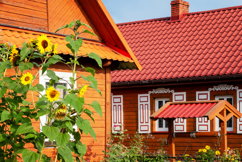 Kolorowe drewniane domy na Podlasiu