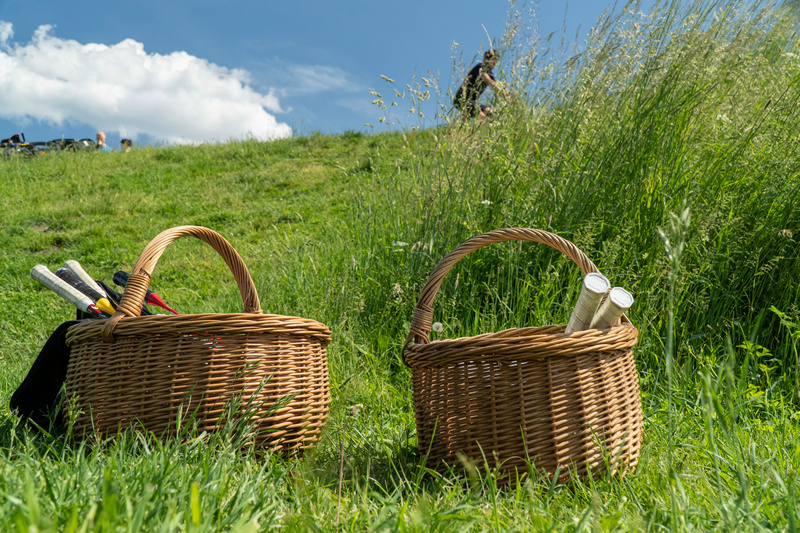 Kosze wiklinowe z rakietami do badmintona w środku