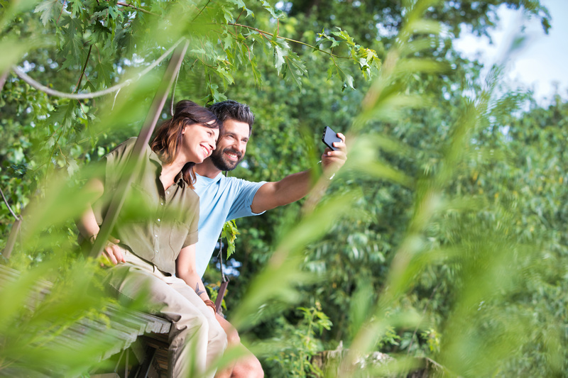 Para w parku robiąca sobie slfie
