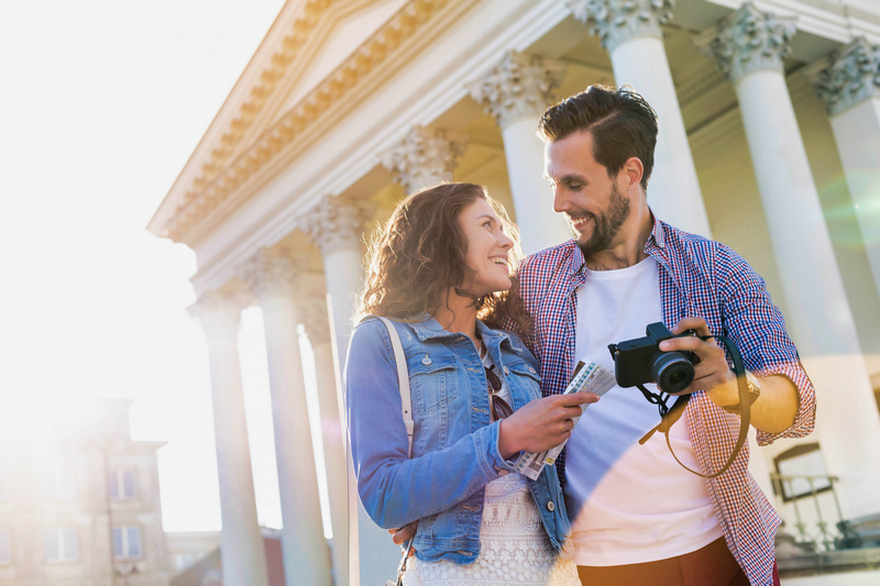 Para zwiedzająca miasto z aparatem