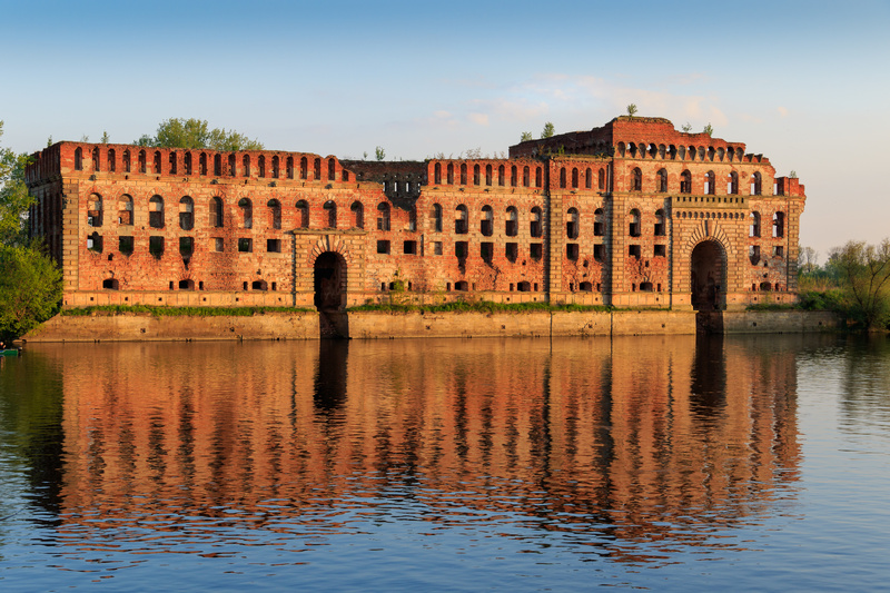 Spichlerz Twierdzy Modlin nad rzeką Narwią o zachodzie słońca