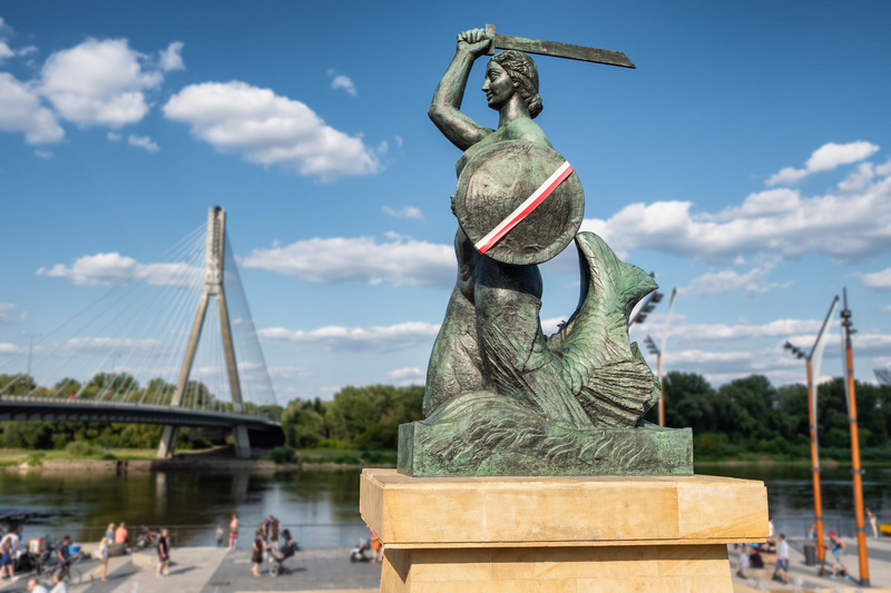 Syrenka Warszawska na tle rzeki i mostu